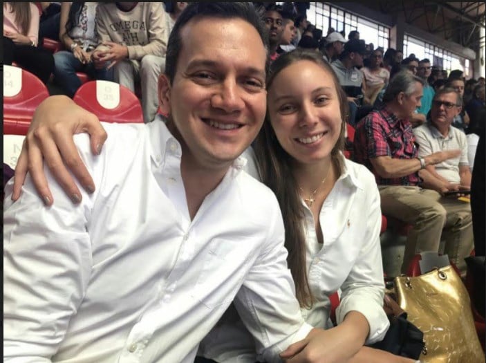 La esposa de senador uribista se disculpa: el señor que despreció en un avión ni siquiera era de las Farc