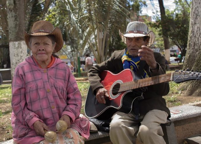 Una guitarra, dos maracas y tres serenatas