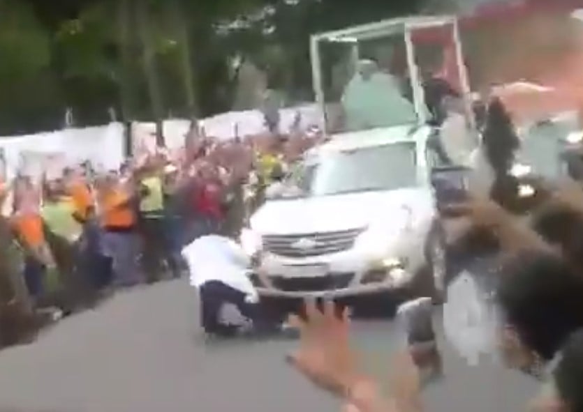 Video: El hombre en Villavicencio que casi muere atropellado por el papamóvil