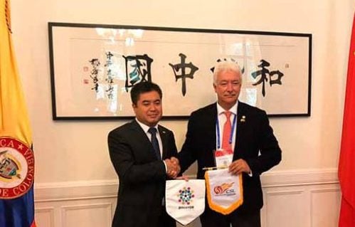 Mientras la liga de fútbol colombiana está en crisis, sus directivos están en China