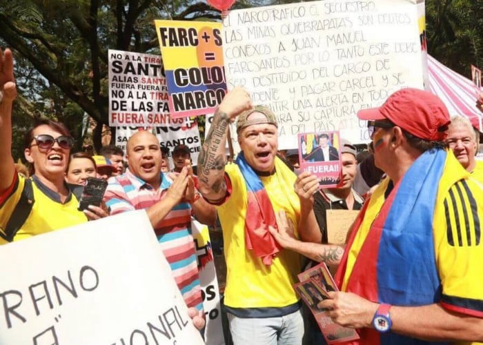 Los uribistas no viajan con un exguerrillero en un avión, pero sí marchan con Popeye