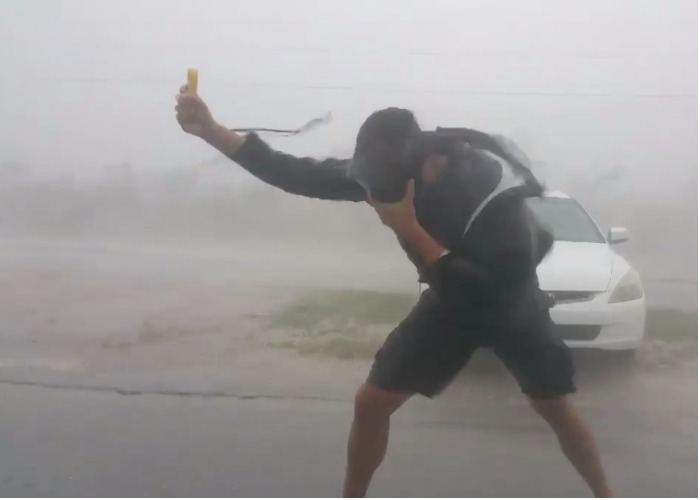 Video: Dos locos se enfrentaron a Irma para grabar el huracán