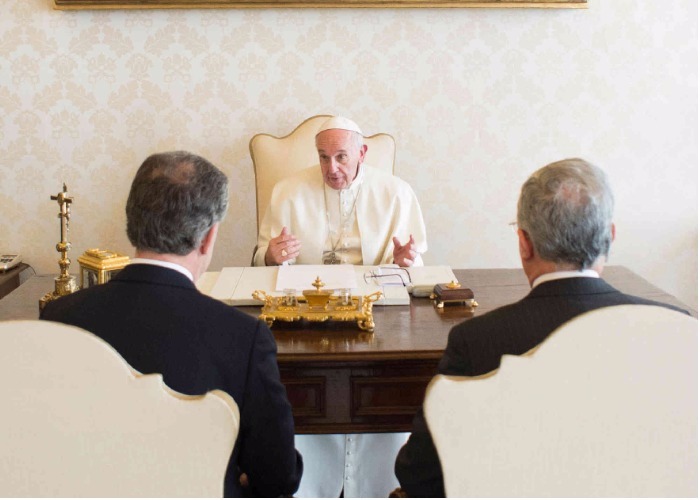 El agrio encuentro en el Vaticano que aseguró la visita del papa Francisco