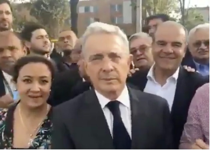 Video: Uribe en la calle, como un ciudadano más, salió a saludar al papa