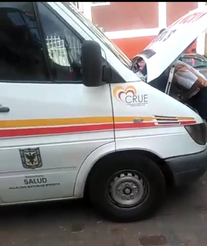 ¡Emergencia, vecinos! A desvarar la ambulancia porque no prende