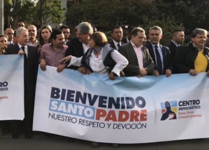 Álvaro Uribe y la visita del papa: harakiri político