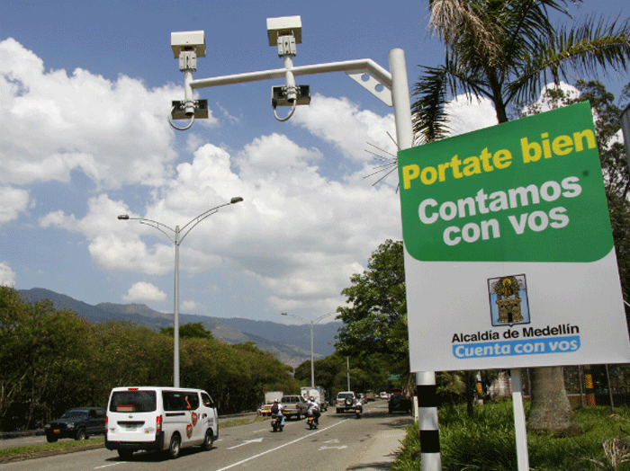Los reyes de las fotomultas en Medellín
