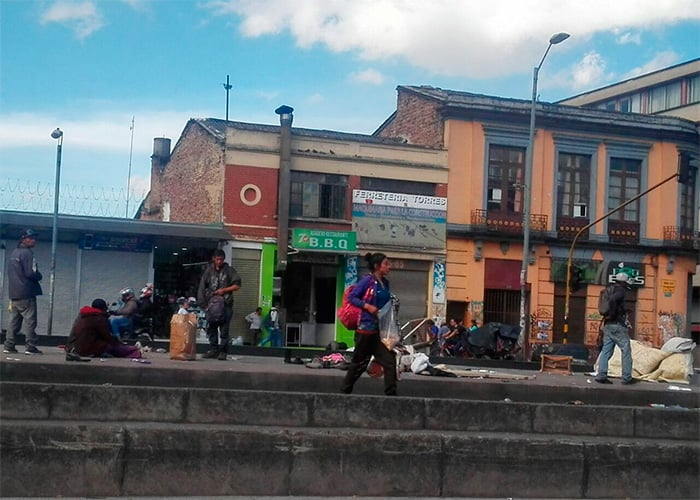 El exótico 'plan turístico' de alimentar a los habitantes de calle