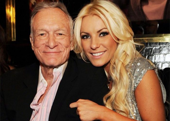 Mientras Hugh Hefner moría, su esposa se divertía en redes sociales