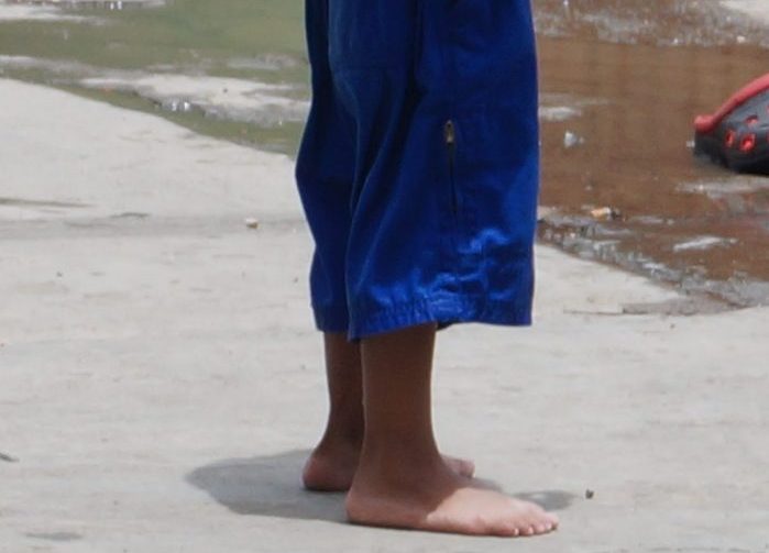 Un niño venezolano que sonríe en las puertas de la frontera colombo-venezolana