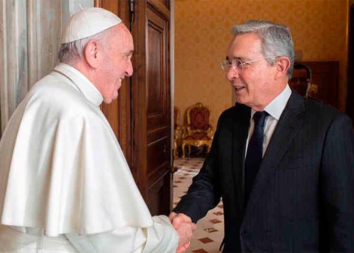 La carta que le envió Uribe al papa Francisco quejándose de la situación en Colombia