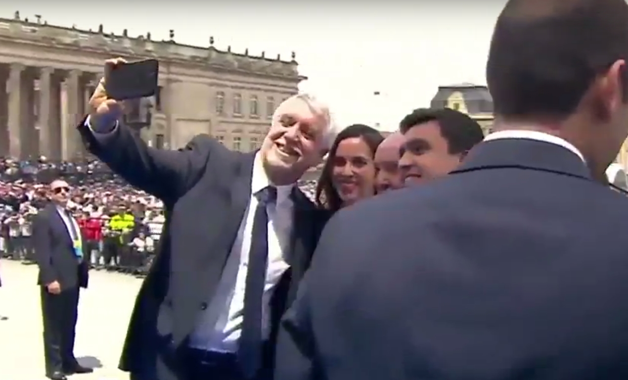 La última lagarteada de Peñalosa: robarle una selfie al papa Francisco