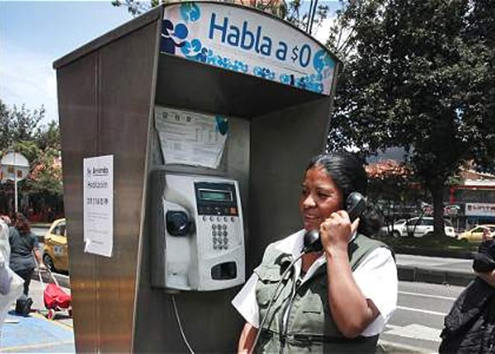 ¿Los teléfonos públicos en Bogotá, un elemento de adorno?