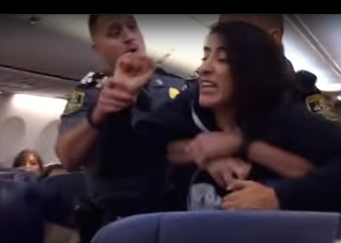 EN VIDEO: la mujer que fue sacada a empujones y golpes de un avión