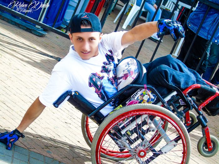 Perdió la movilidad, pero ahora es un guerrero sobre ruedas