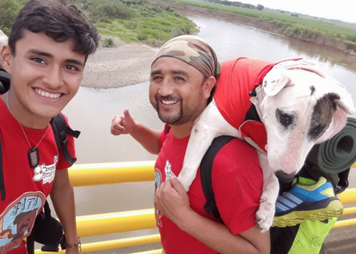 Dos animalistas y su perrita caminaron de Pasto a Bogotá para pedir un centro para animales