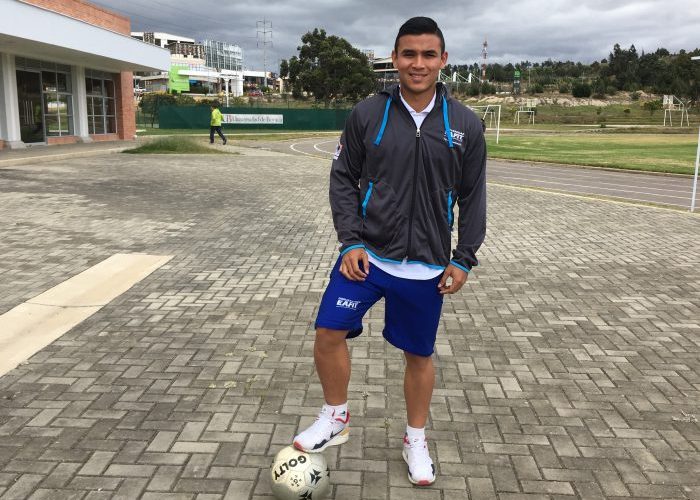 Jugando fútbol, el guajiro Rojas quiere dejar en alto su región