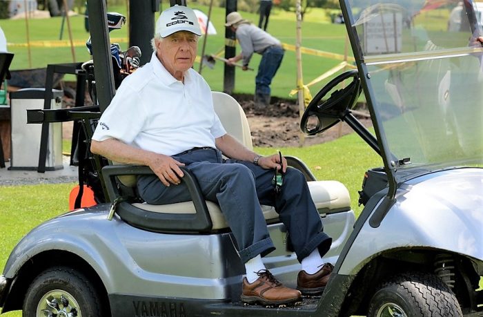  - A sus 87 y después de un accidente aéreo, sigue jugando golf