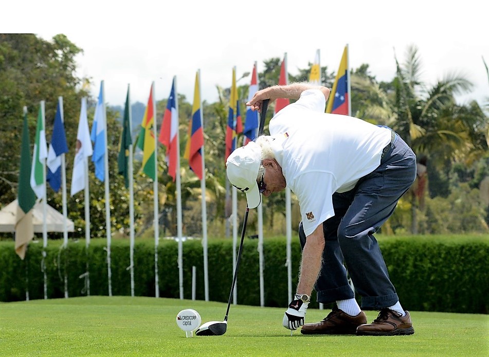 A sus 87 y después de un accidente aéreo, sigue jugando golf