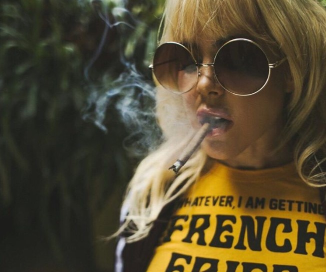 No hay nada más sexy que Natalia París fumando marihuana