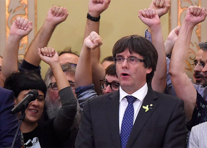 Puigdemont y cinco consejeros se refugian en Bruselas