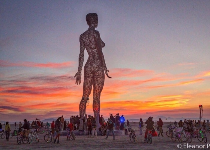 En cuerpo de mujer de 13 metros de altura