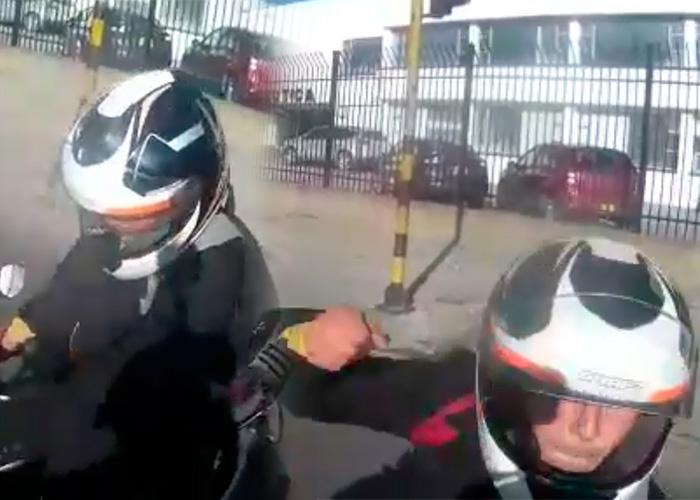 EN VIDEO: Motociclista casi causa accidente y luego agarra a puños a otro en Bogotá