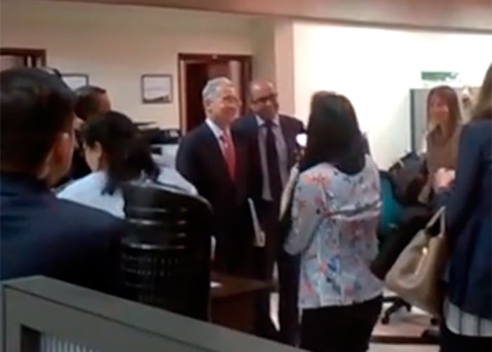 VIDEO: Con selfies recibieron al expresidente Uribe en el CNE