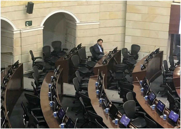 El reloj corre y el congreso está vacío