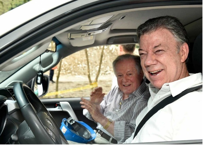 Santos tomo el timón de su Toyota con Luis Carlos Sarmiento de pasajero en la vía al Llano