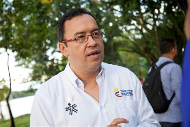 Alfonso Prada le ganó el pulso a la directora del Sena quien terminó destituida