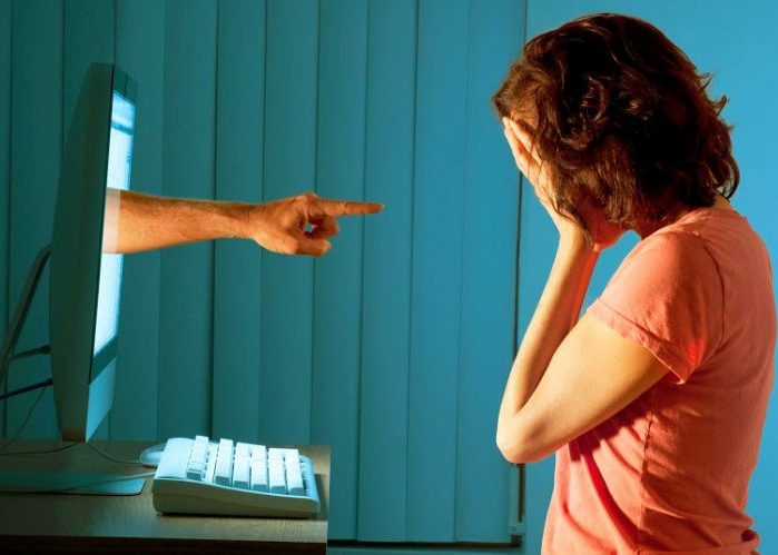 Alicia en el maravilloso país de las calumnias