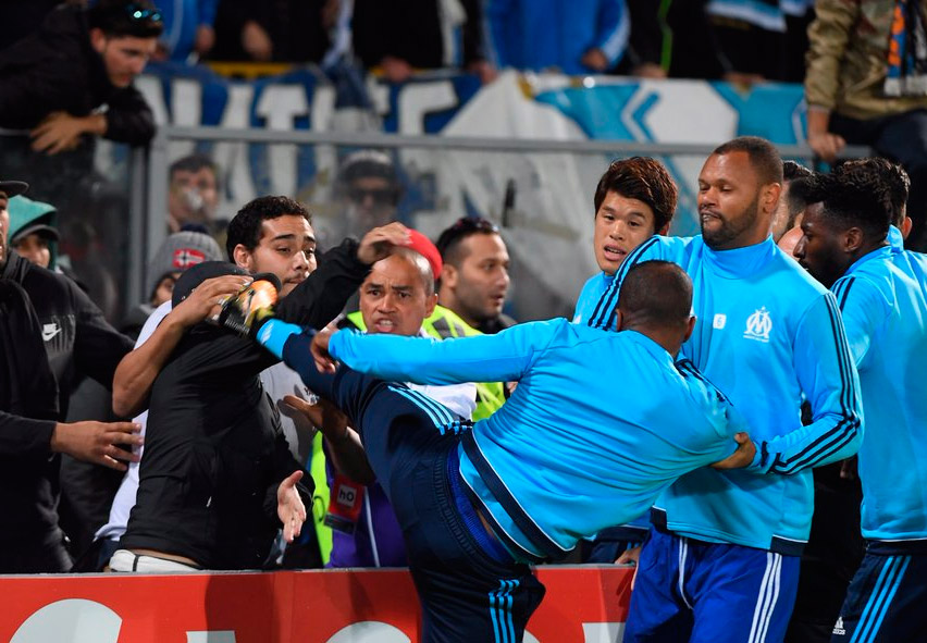 VIDEO: El patadón que le propinó Patrice Evra, jugador francés, a un hincha