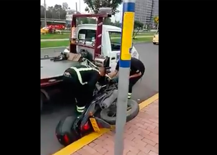 VIDEO: Grúa de Tránsito en Bogotá deja caer vehículo y se va como si nada