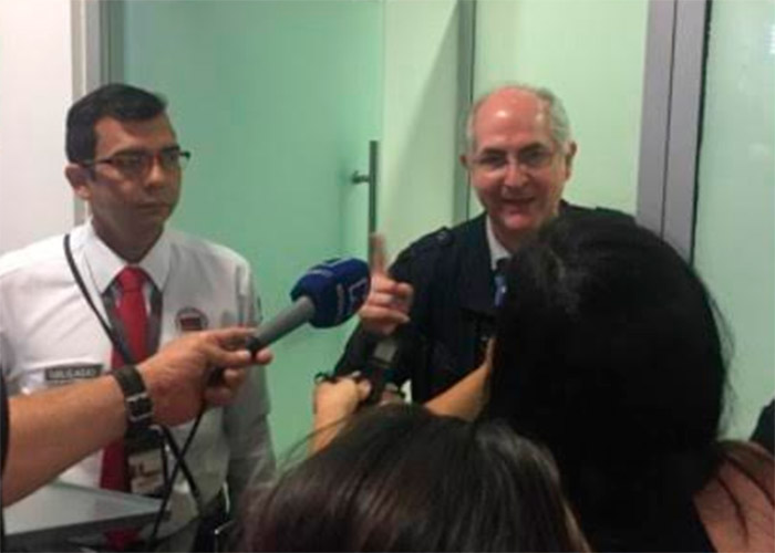 Antonio Ledezma toma avión en Cúcuta rumbo a Bogotá