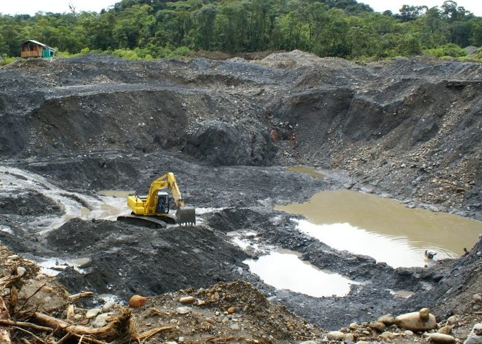 Nuestra patria paga para que la usen, para que le extraigan sus recursos