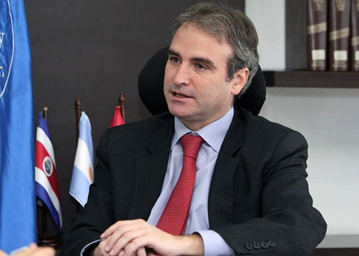 ¿Se está extralimintando el superintendente Robledo?