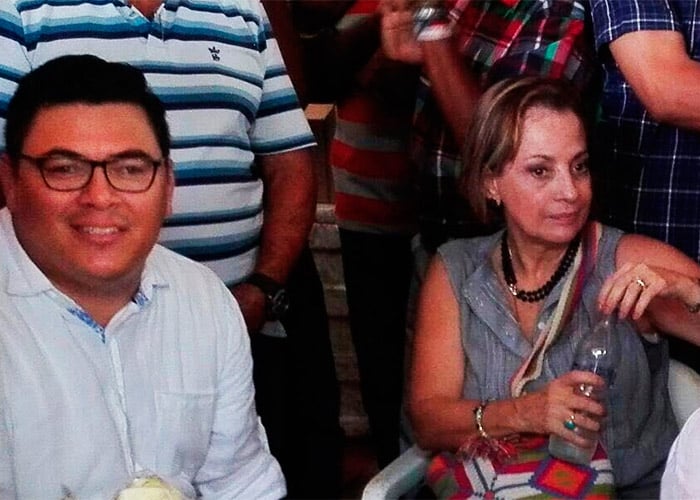 Con billetes de 20 mil y boletas para la corraleja, la senadora Teresita García prepara su sucesión. Video