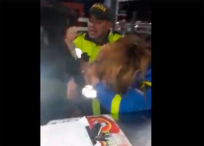 EN VIDEO: Porque le exigieron pagar el pasaje, mujer agredió a funcionaria de Transmilenio