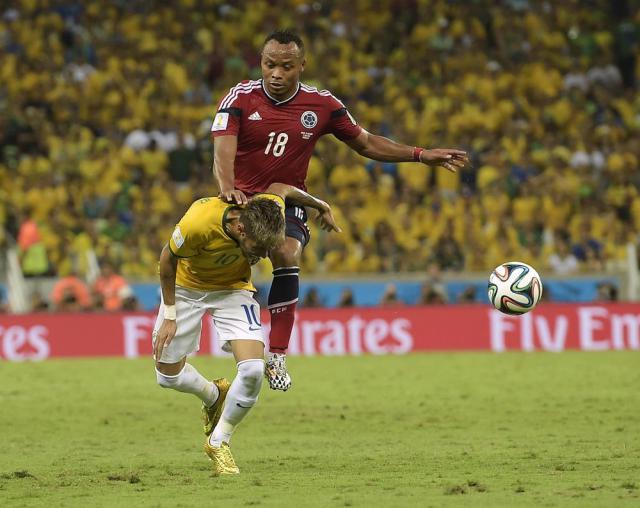 El insoportable dolor en la rodilla que está a punto de sacar del fútbol a Camilo Zúñiga