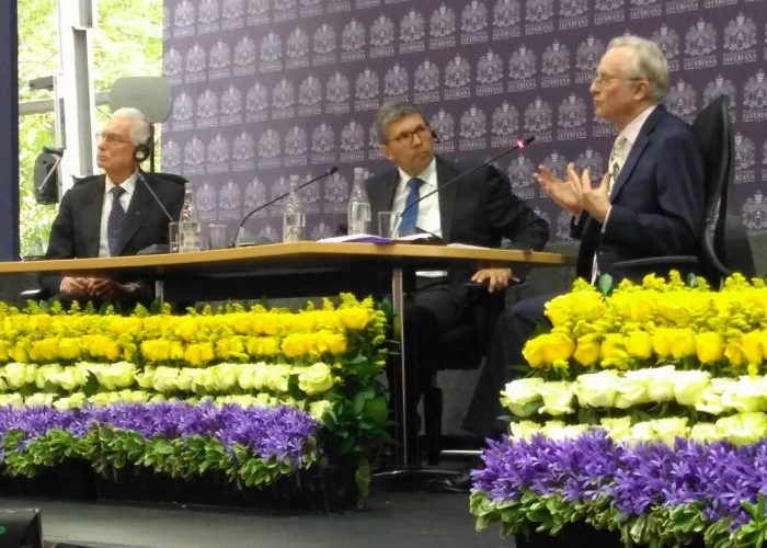 La Biblia es un mito, todo es un símbolo, los dogmas cambian y la virginidad de María aún se estudia por parte de la Iglesia