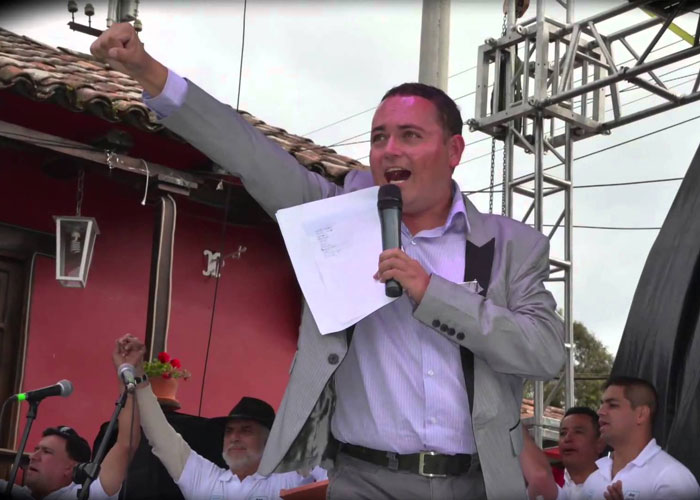 Herido y sangrando, el maestro de ceremonias Carlos Grosso presentó un evento