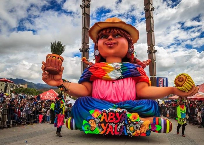 Carrozas, danzantes, música y vientos que se escriben en nuestro continente