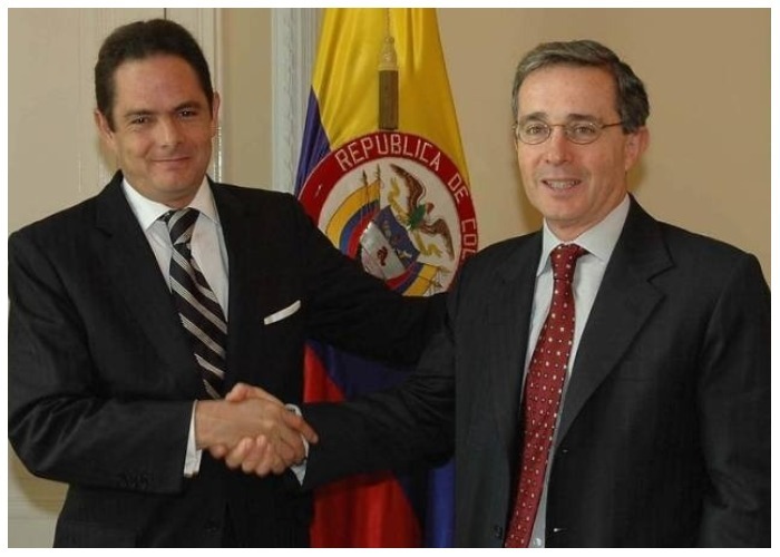 Primer acercamiento frontal de Vargas Lleras y Uribe