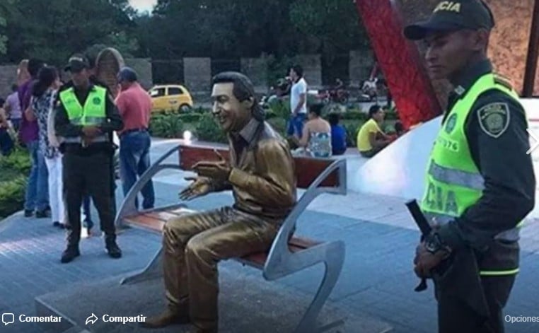 La estatua de Diomedes es escoltada por dos policías, mientras a los líderes sociales les dan bala