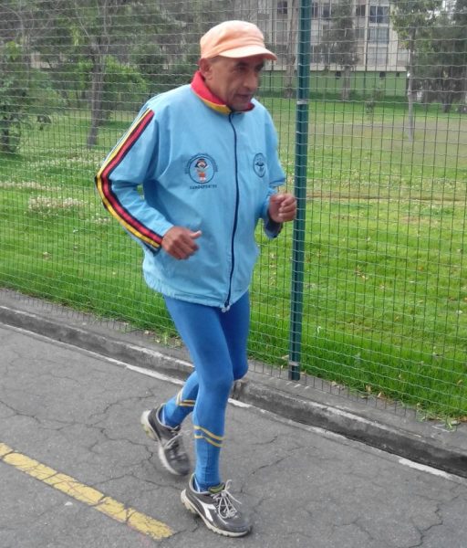  - Julio Hernández, el atleta sahagunense, y los trofeos del recuerdo