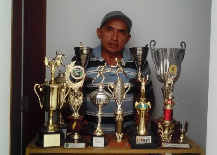 Julio Hernández, el atleta sahagunense, y los trofeos del recuerdo