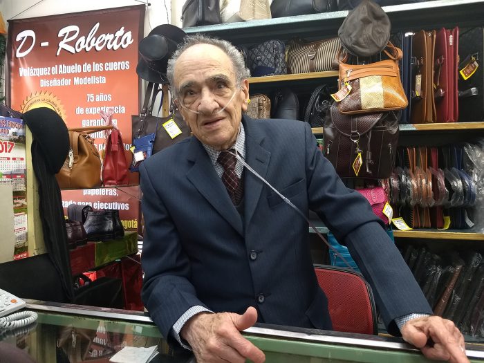 Don Roberto Velásquez Ocampo y el arte de trabajar el cuero