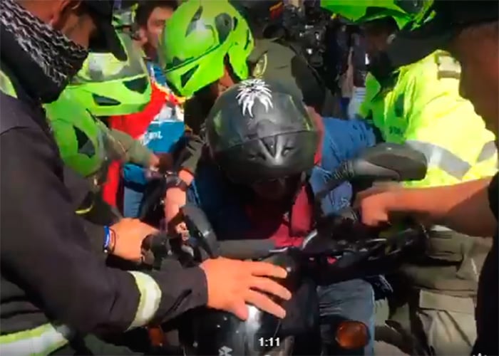EN VIDEO: Disparos, gases, patadas y puños, Policía agrede a motociclistas en Bogotá