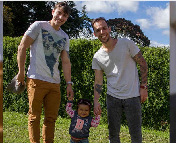 Los dos años de lucha que dio la primera pareja gay en adoptar un niño en Colombia